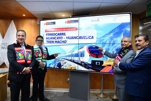 Ferrocarril Huancayo – Huancavelica, conocido como el “Tren Macho”.
El ministro de Economía y Finanzas (MEF), Raúl Pérez Reyes, el ministro de Transportes y Comunicaciones, César Sandoval; el gobernador regional de Huancavelica, Leoncio Huayllani; el director ejecutivo de PROINVERSIÓN, Luis Del Carpio; y diversas autoridades del sector público y privado
