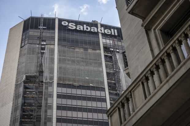 Redes de construcción en el exterior de las oficinas de Banco Sabadell SA en la Torre Banc Sabadell en Barcelona, España, el miércoles 1 de mayo de 2024. Fotógrafo: Angel Garcia/Bloomberg